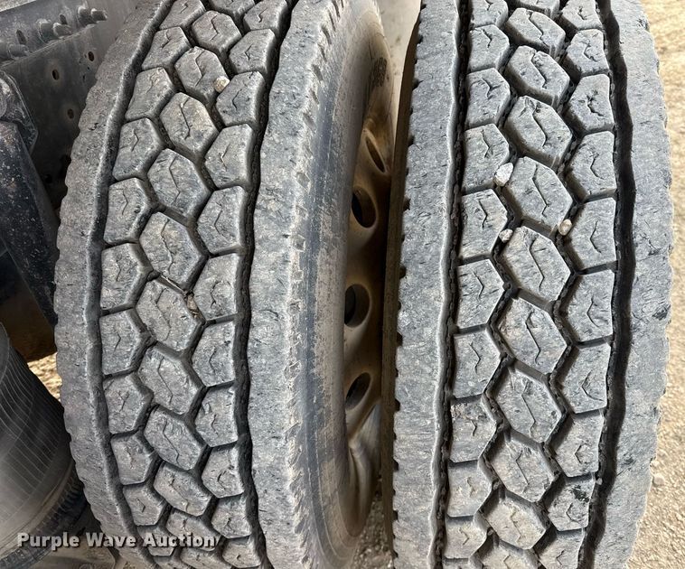 image for item ED5521 2005 Volvo VN dump truck