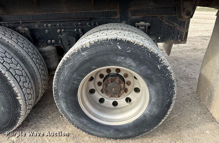 image for item ED5521 2005 Volvo VN dump truck