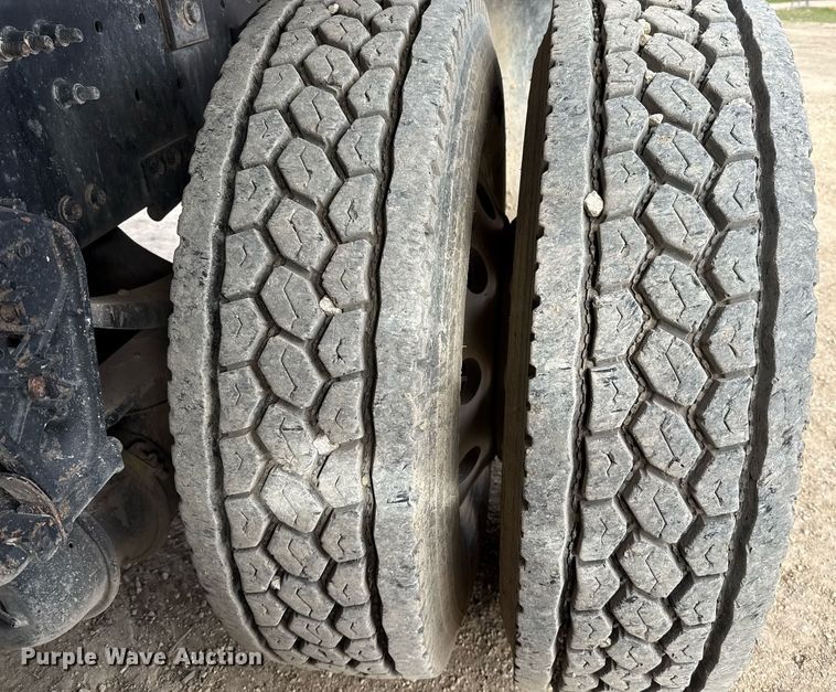 image for item ED5521 2005 Volvo VN dump truck