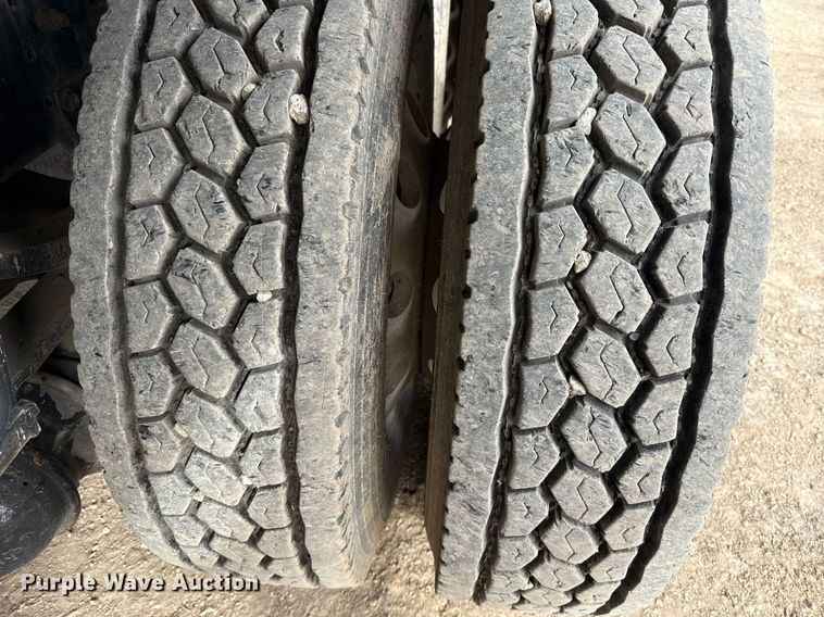 image for item ED5521 2005 Volvo VN dump truck