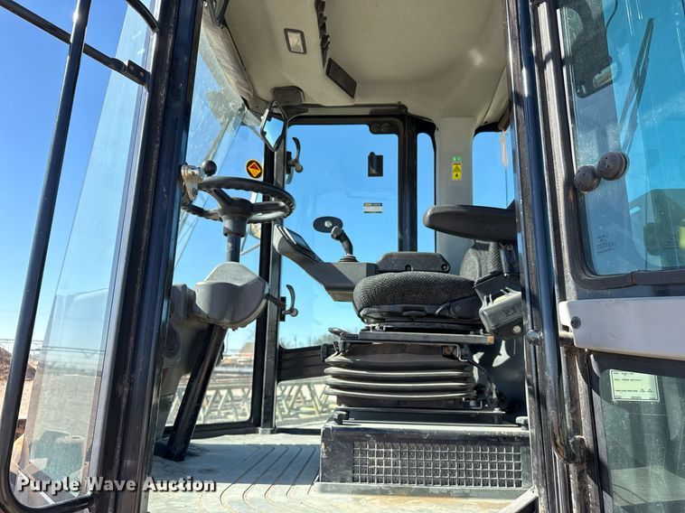 image for item ED5537 2017 Caterpillar CP56B single drum vibratory roller