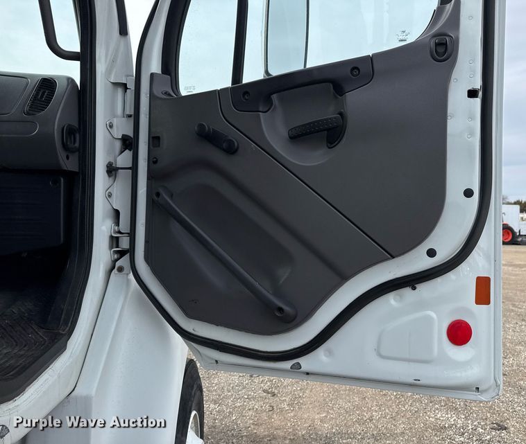 image for item EG2443 2010 Freightliner Business Class M2 Ext. Cab utility / service truck