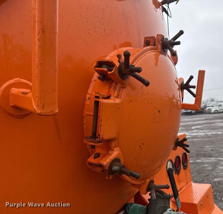 image for item EG2514 2012 International 7600 vacuum truck