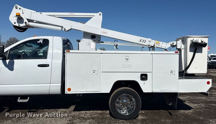 image for item EG2551 2008 Dodge Ram 5500HD bucket truck