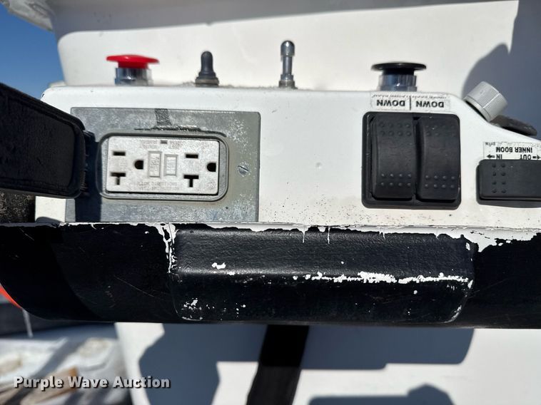 image for item EG2551 2008 Dodge Ram 5500HD bucket truck