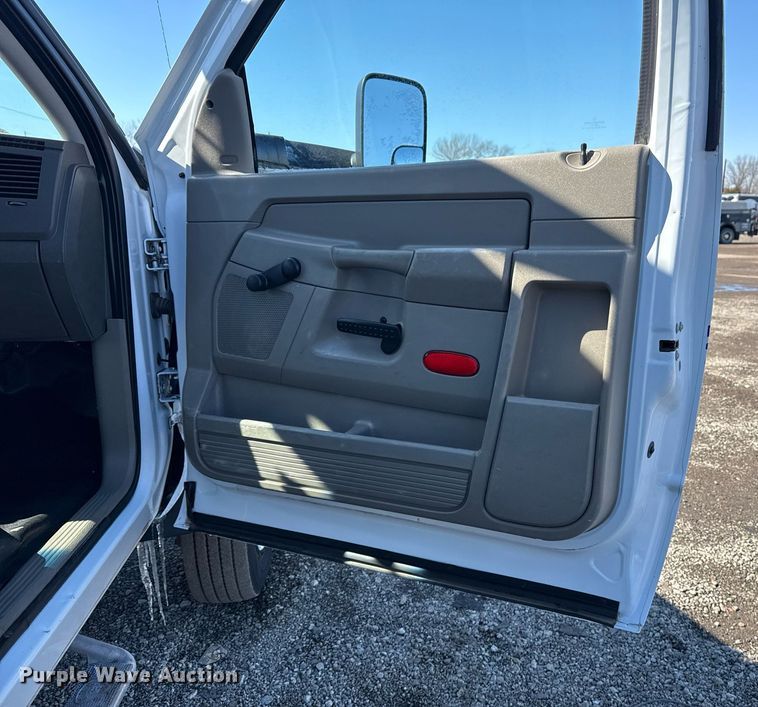 image for item EG2551 2008 Dodge Ram 5500HD bucket truck