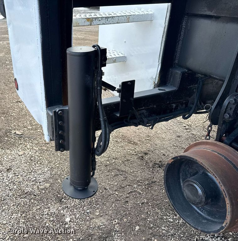 image for item EG2561 2006 Freightliner Business Class M2 Crew Cab utility / service truck