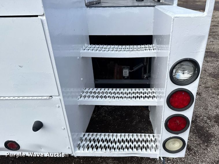 image for item EG2561 2006 Freightliner Business Class M2 Crew Cab utility / service truck