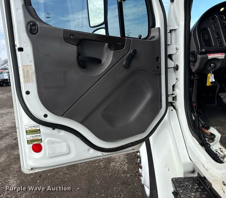 image for item EG2561 2006 Freightliner Business Class M2 Crew Cab utility / service truck