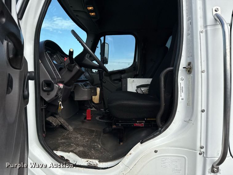 image for item EG2561 2006 Freightliner Business Class M2 Crew Cab utility / service truck