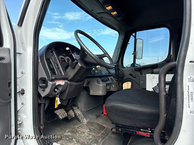 image for item EG2561 2006 Freightliner Business Class M2 Crew Cab utility / service truck