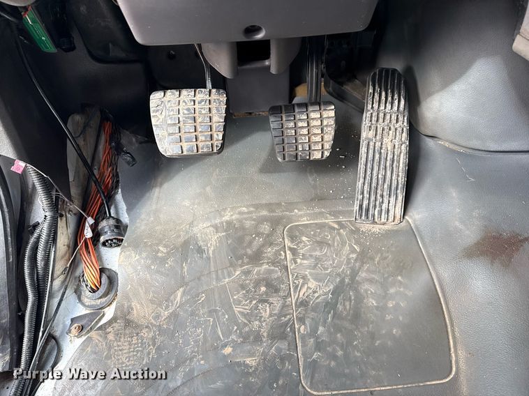 image for item EG2561 2006 Freightliner Business Class M2 Crew Cab utility / service truck