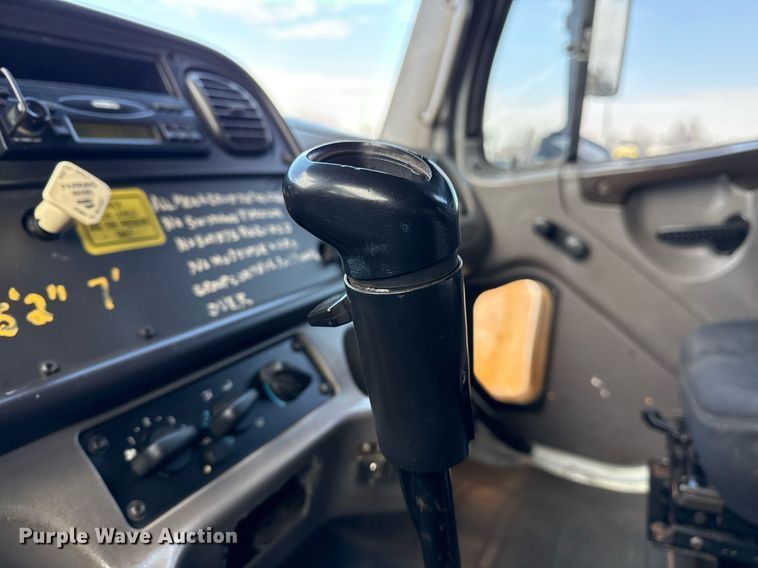 image for item EG2561 2006 Freightliner Business Class M2 Crew Cab utility / service truck