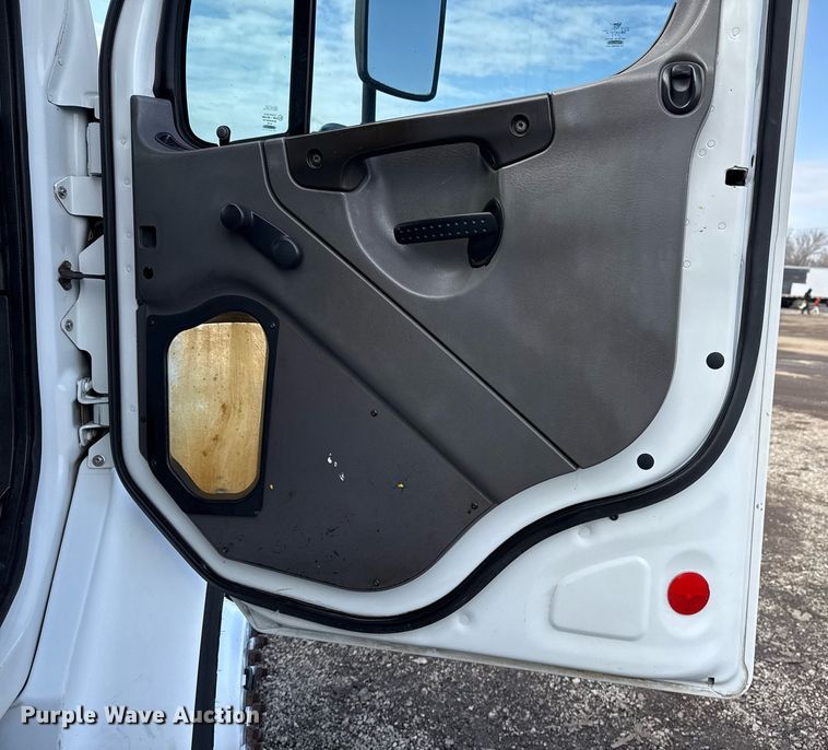 image for item EG2561 2006 Freightliner Business Class M2 Crew Cab utility / service truck