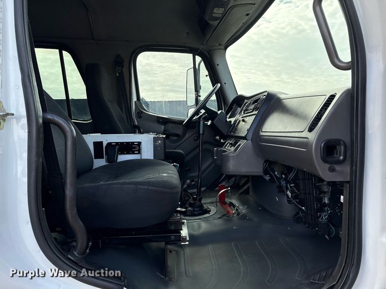 image for item EG2561 2006 Freightliner Business Class M2 Crew Cab utility / service truck