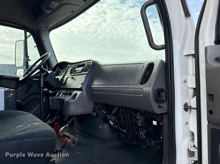 image for item EG2561 2006 Freightliner Business Class M2 Crew Cab utility / service truck