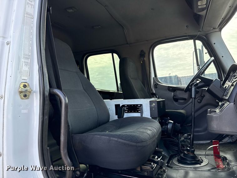 image for item EG2561 2006 Freightliner Business Class M2 Crew Cab utility / service truck