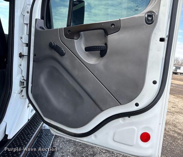 image for item EG2561 2006 Freightliner Business Class M2 Crew Cab utility / service truck