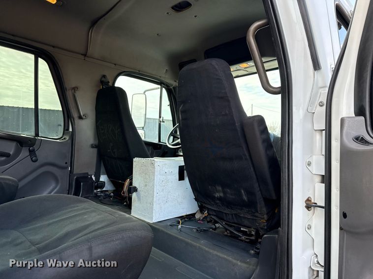 image for item EG2561 2006 Freightliner Business Class M2 Crew Cab utility / service truck