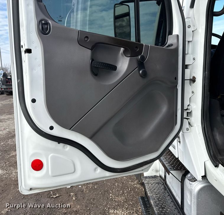 image for item EG2561 2006 Freightliner Business Class M2 Crew Cab utility / service truck