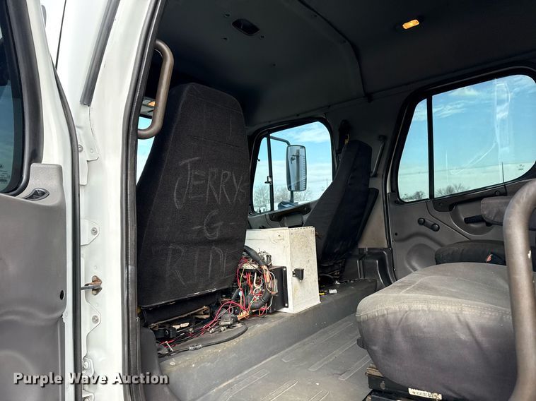 image for item EG2561 2006 Freightliner Business Class M2 Crew Cab utility / service truck