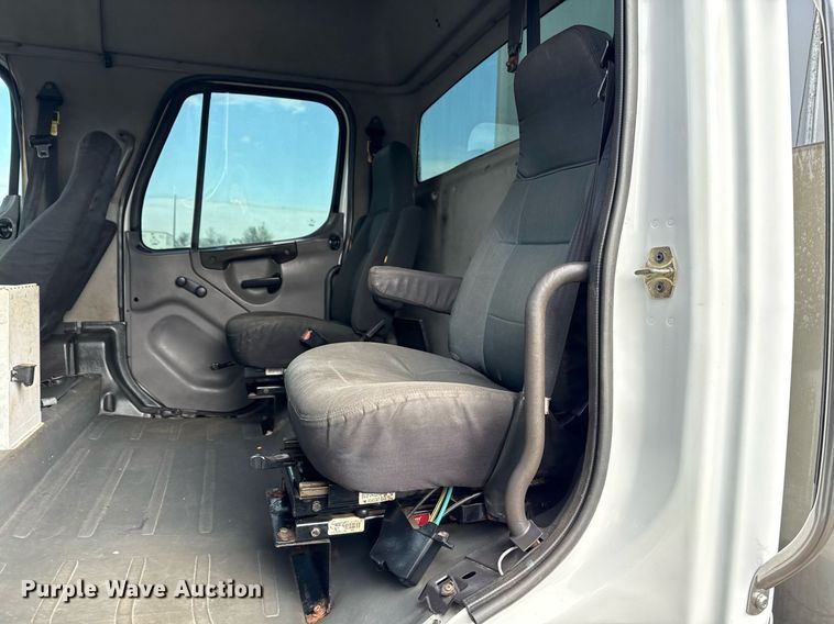 image for item EG2561 2006 Freightliner Business Class M2 Crew Cab utility / service truck