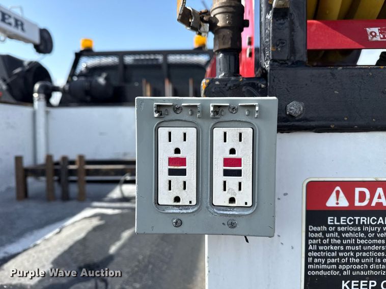 image for item EG2563 2011 Ford F650 Super Duty SuperCab utility / service truck