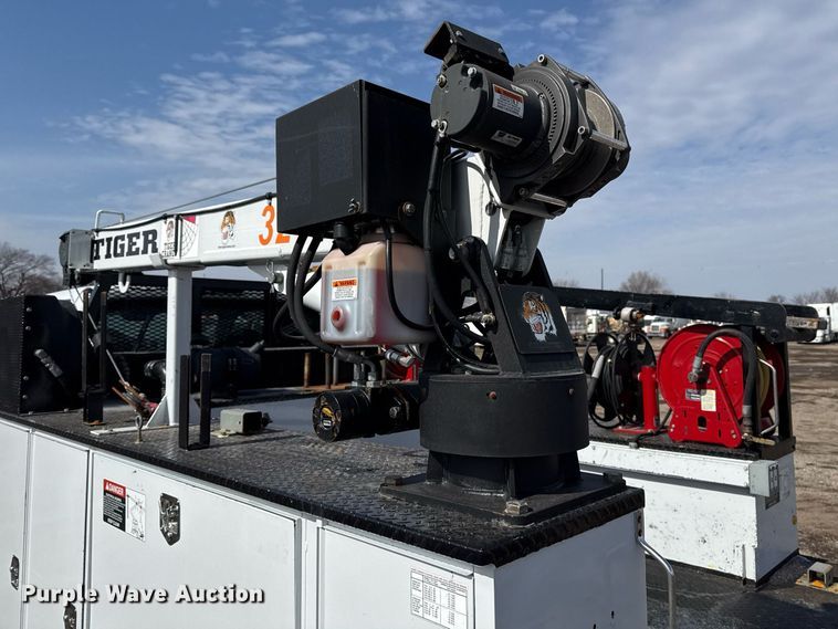 image for item EG2563 2011 Ford F650 Super Duty SuperCab utility / service truck