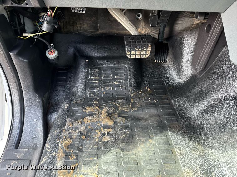 image for item EG2563 2011 Ford F650 Super Duty SuperCab utility / service truck