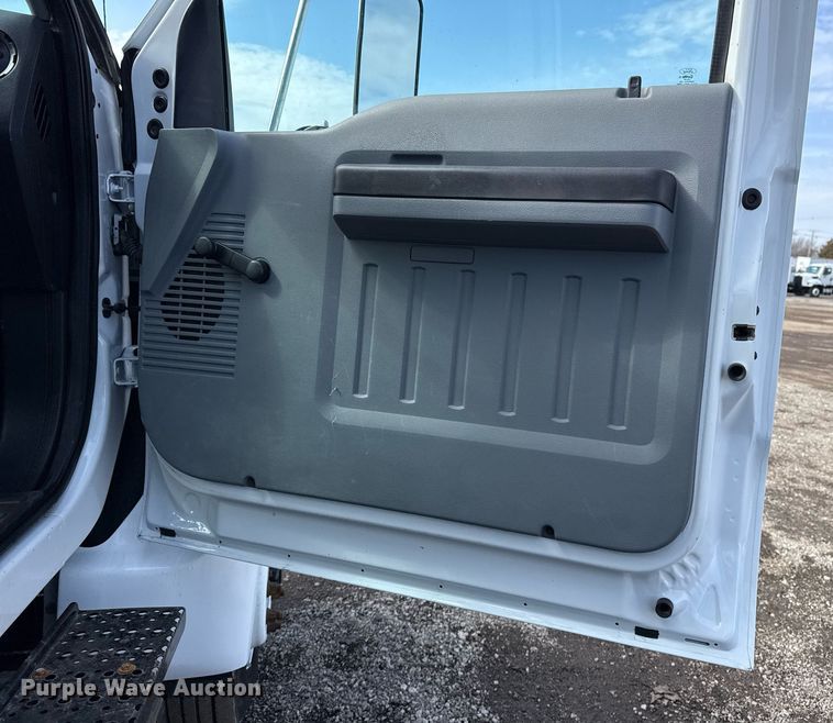 image for item EG2563 2011 Ford F650 Super Duty SuperCab utility / service truck