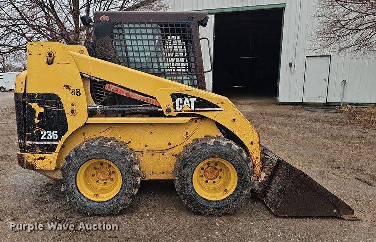 image for item EH8687 1999 Caterpillar 236 skid steer loader