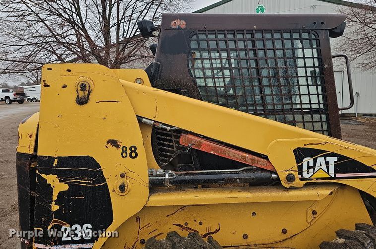 image for item EH8687 1999 Caterpillar 236 skid steer loader