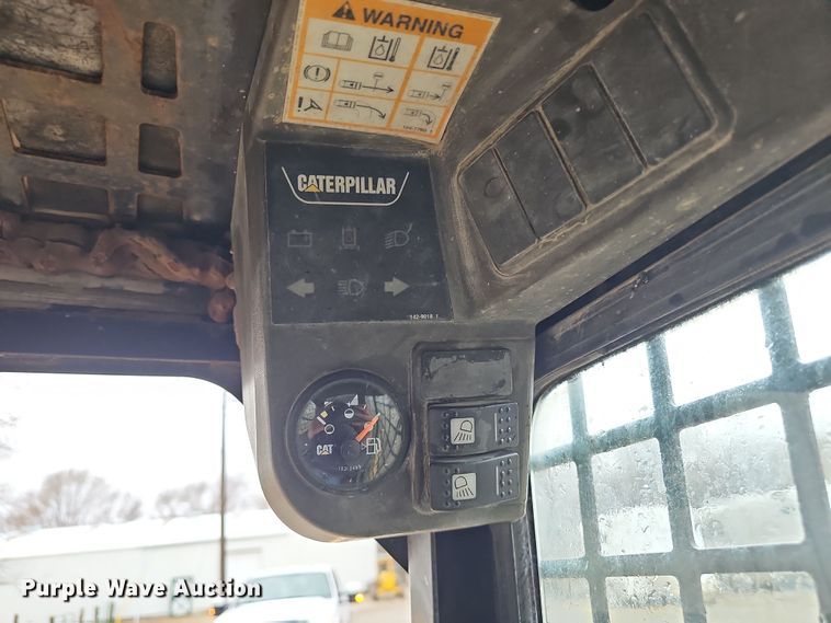 image for item EH8687 1999 Caterpillar 236 skid steer loader