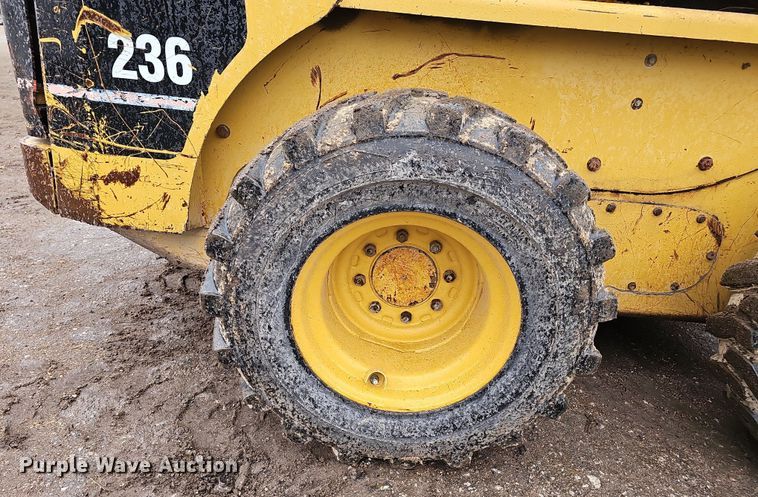 image for item EH8687 1999 Caterpillar 236 skid steer loader