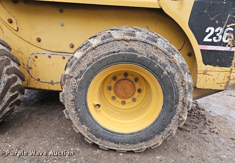 image for item EH8687 1999 Caterpillar 236 skid steer loader