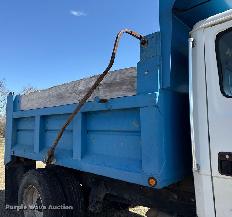 image for item EJ3486 2001 Freightliner FL70 dump truck