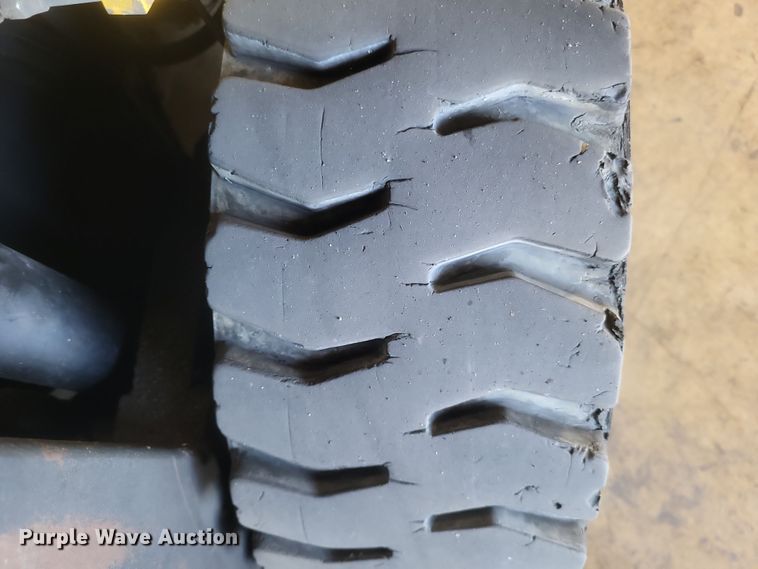 image for item EJ8165 Komatsu FG25GT-14 forklift