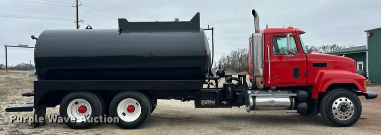 image for item EK0421 2003 Mack CH613 vacuum truck