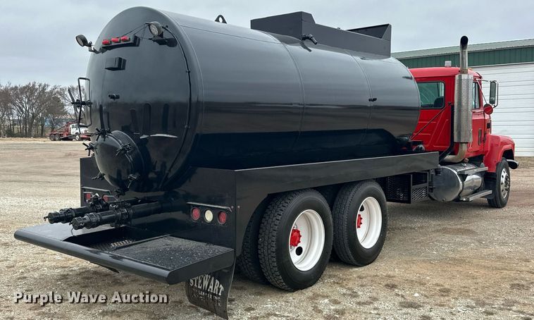 image for item EK0421 2003 Mack CH613 vacuum truck