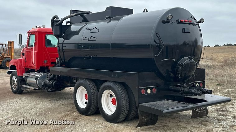 image for item EK0421 2003 Mack CH613 vacuum truck