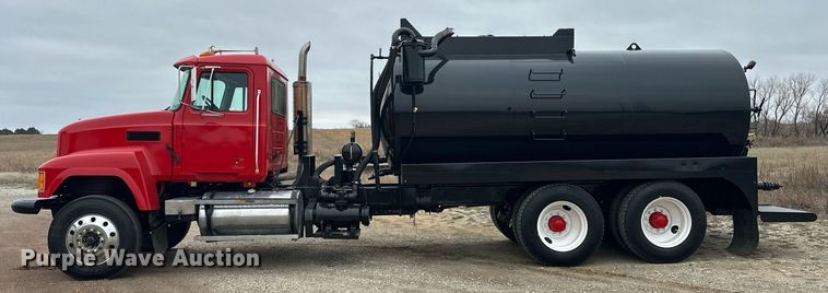 image for item EK0421 2003 Mack CH613 vacuum truck