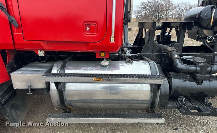 image for item EK0421 2003 Mack CH613 vacuum truck