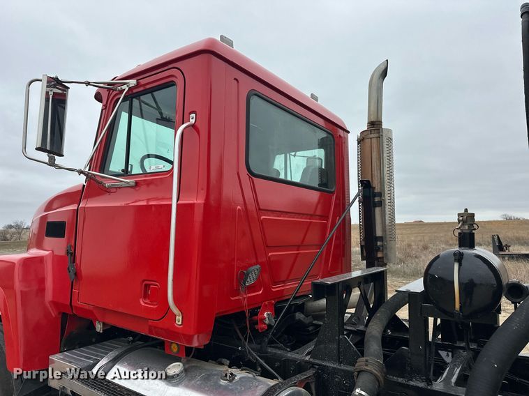 image for item EK0421 2003 Mack CH613 vacuum truck