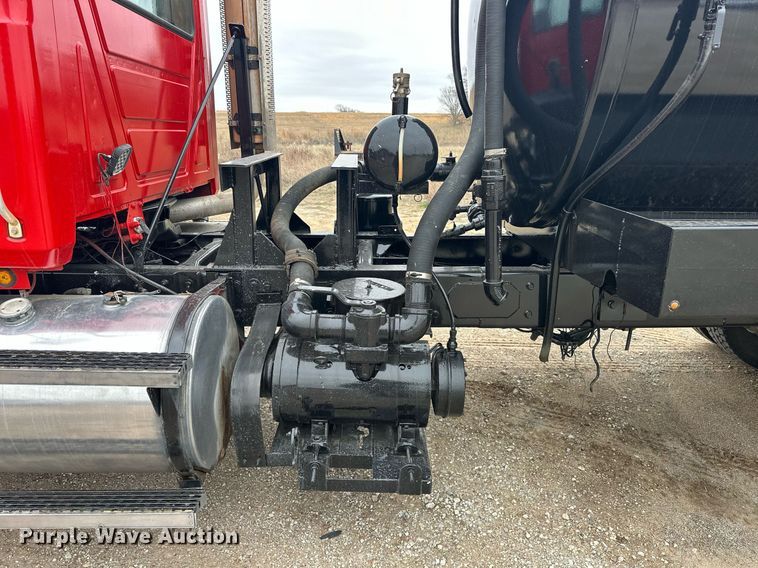 image for item EK0421 2003 Mack CH613 vacuum truck