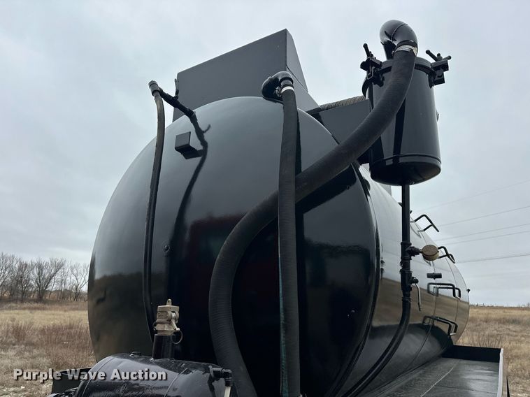 image for item EK0421 2003 Mack CH613 vacuum truck