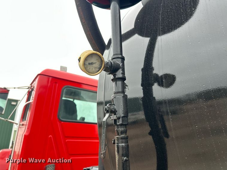 image for item EK0421 2003 Mack CH613 vacuum truck