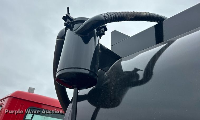 image for item EK0421 2003 Mack CH613 vacuum truck