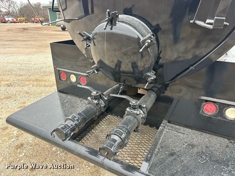 image for item EK0421 2003 Mack CH613 vacuum truck