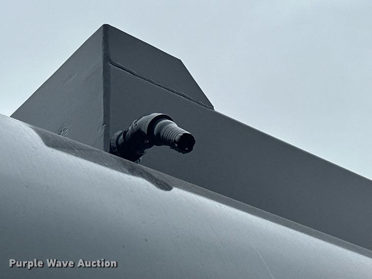 image for item EK0421 2003 Mack CH613 vacuum truck