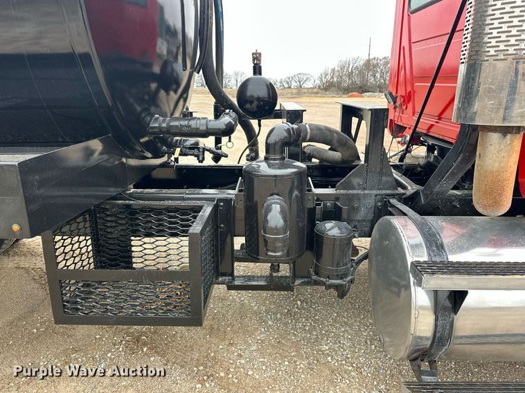 image for item EK0421 2003 Mack CH613 vacuum truck